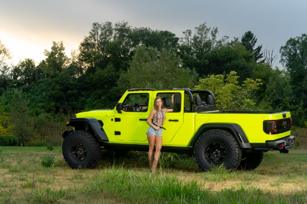 Sarah aka Sen.Cityy with Neon Gladiator