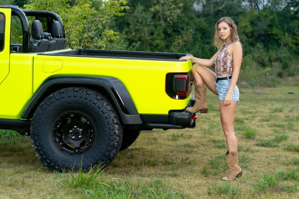 Sarah aka Sen.Cityy with Neon Gladiator