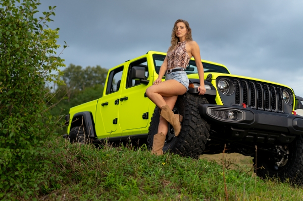 Sarah aka Sen.Cityy with Neon Gladiator