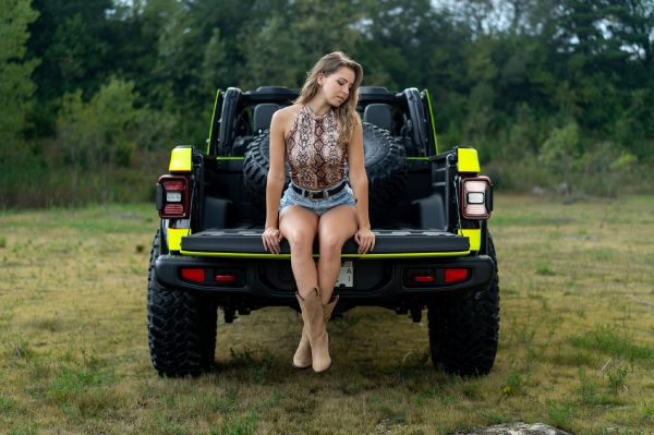 Sarah aka Sen.Cityy with Neon Gladiator