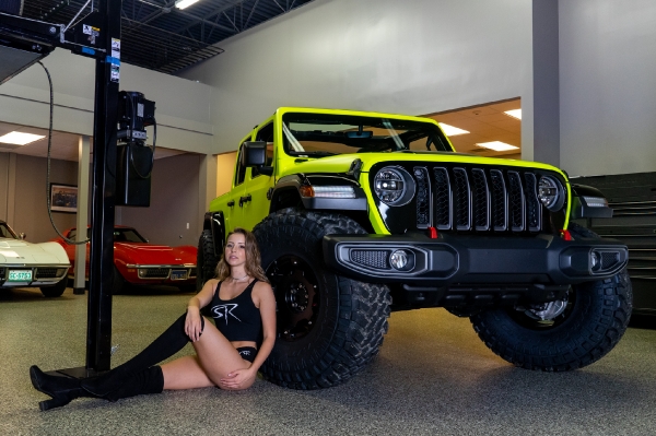 Sarah aka Sen.Cityy with Neon Gladiator