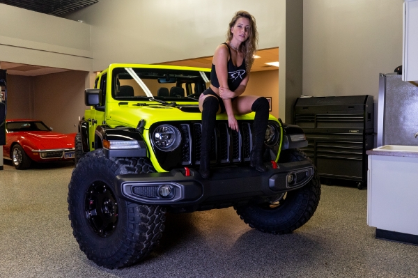 Sarah aka Sen.Cityy with Neon Gladiator